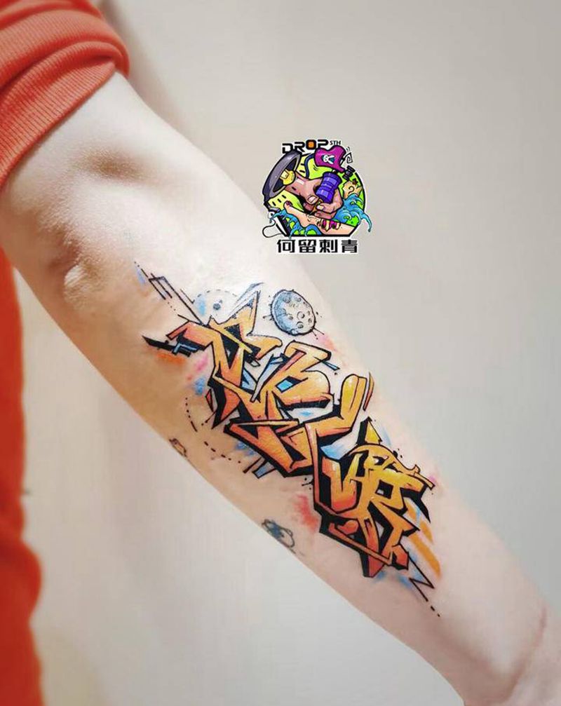 涂鸦字体纹身图片_手臂水彩花体字纹身图案