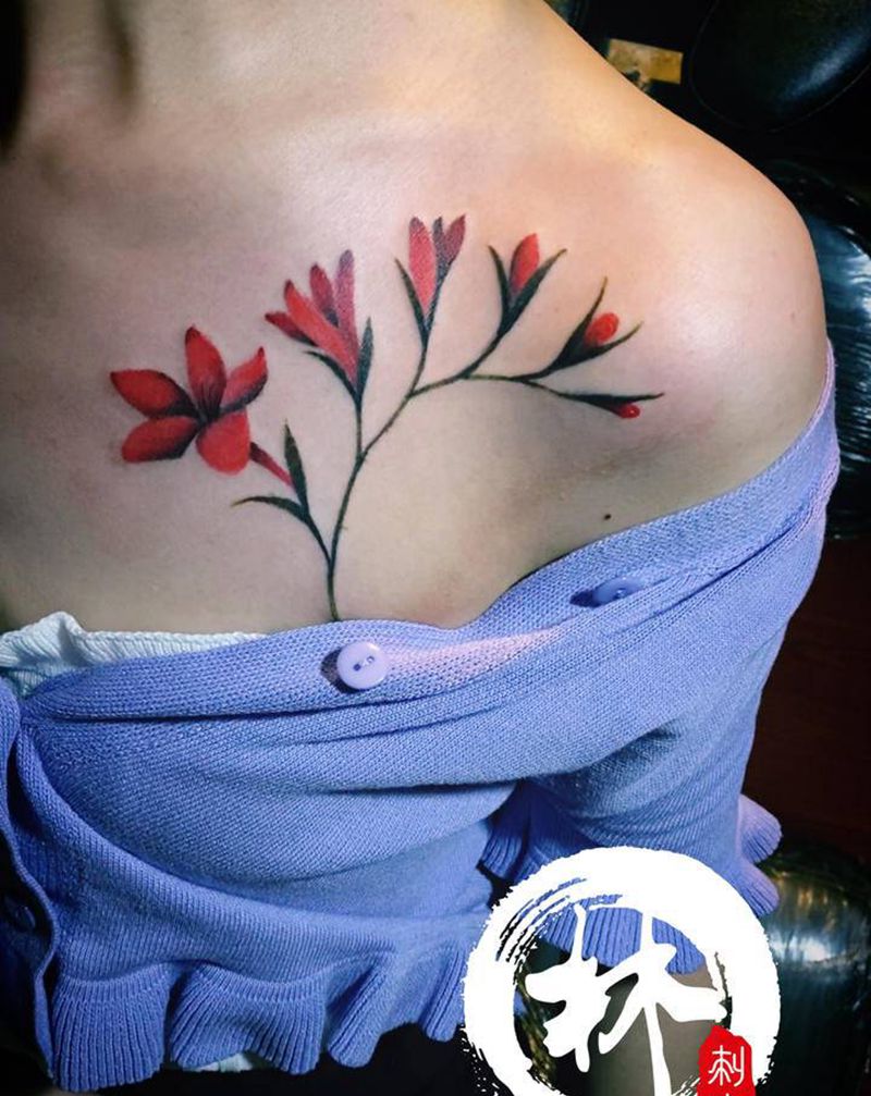 花花纹身图片_胸部新传统水彩纹身图案