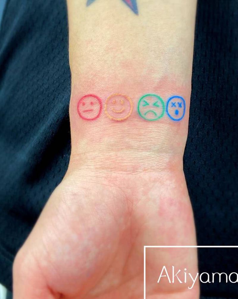 泫雅风笑脸纹身图片_手部水彩纹身图案