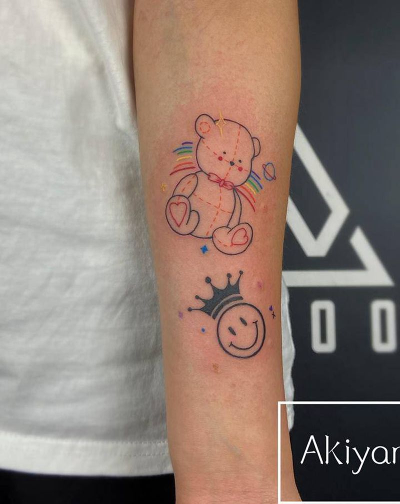 彩虹小熊黑白笑脸纹身图片_手臂水彩几何纹身图案