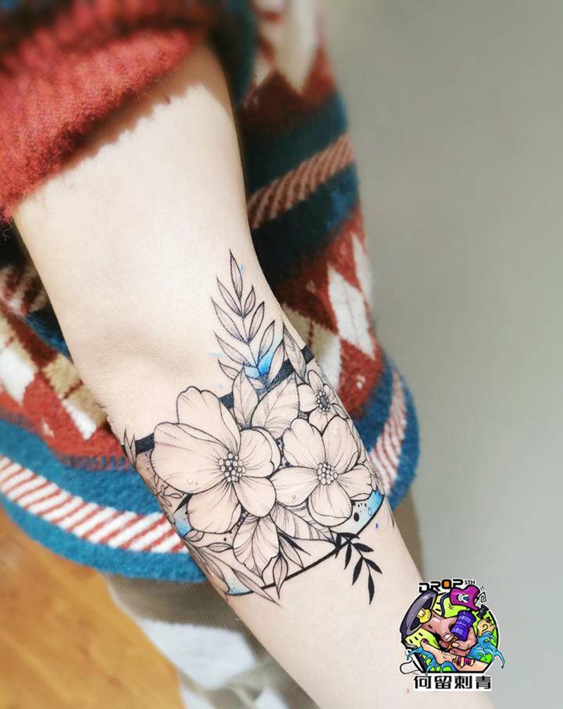 素花臂环纹身图片_手臂水彩图腾纹身图案