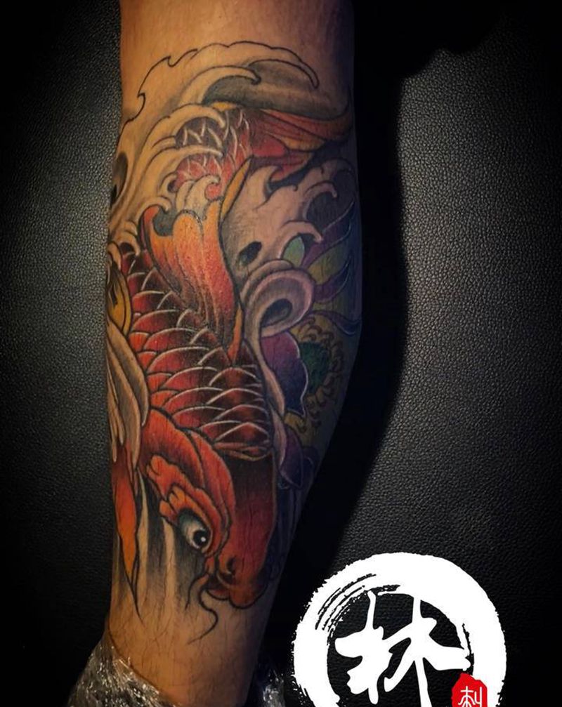 鲤鱼纹身图片_腿部新传统纹身图案