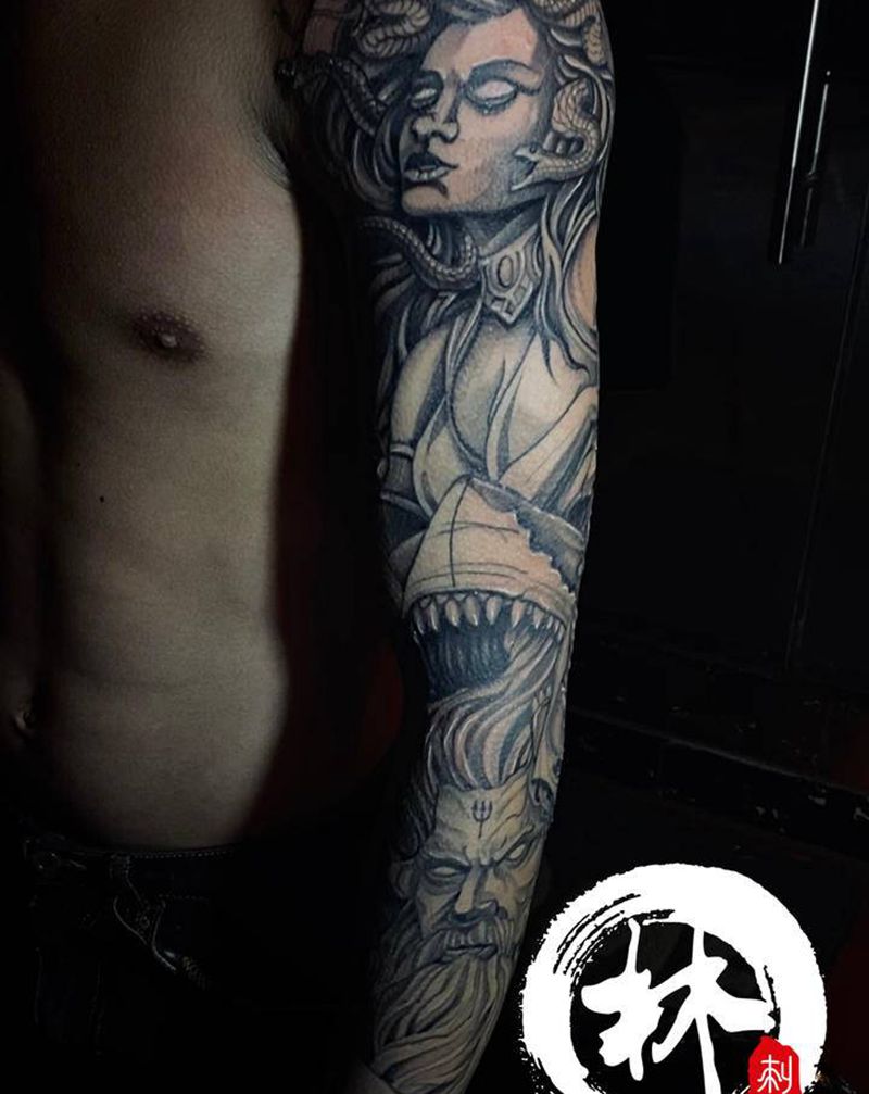 美杜莎纹身图片_手臂新传统点刺纹身图案