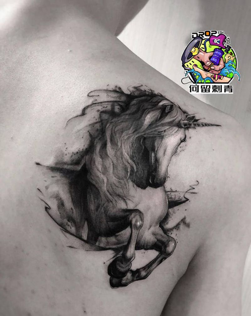 马纹身图片_背部欧美写实纹身图案