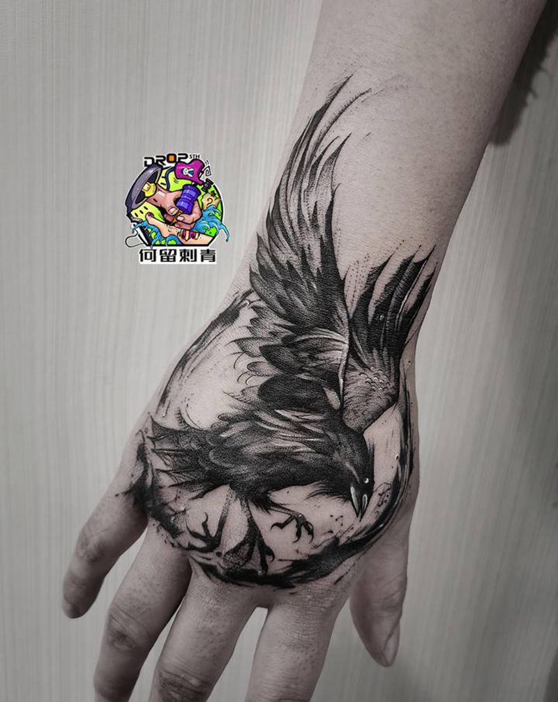 三足乌鸦纹身图片_手部欧美写实纹身图案