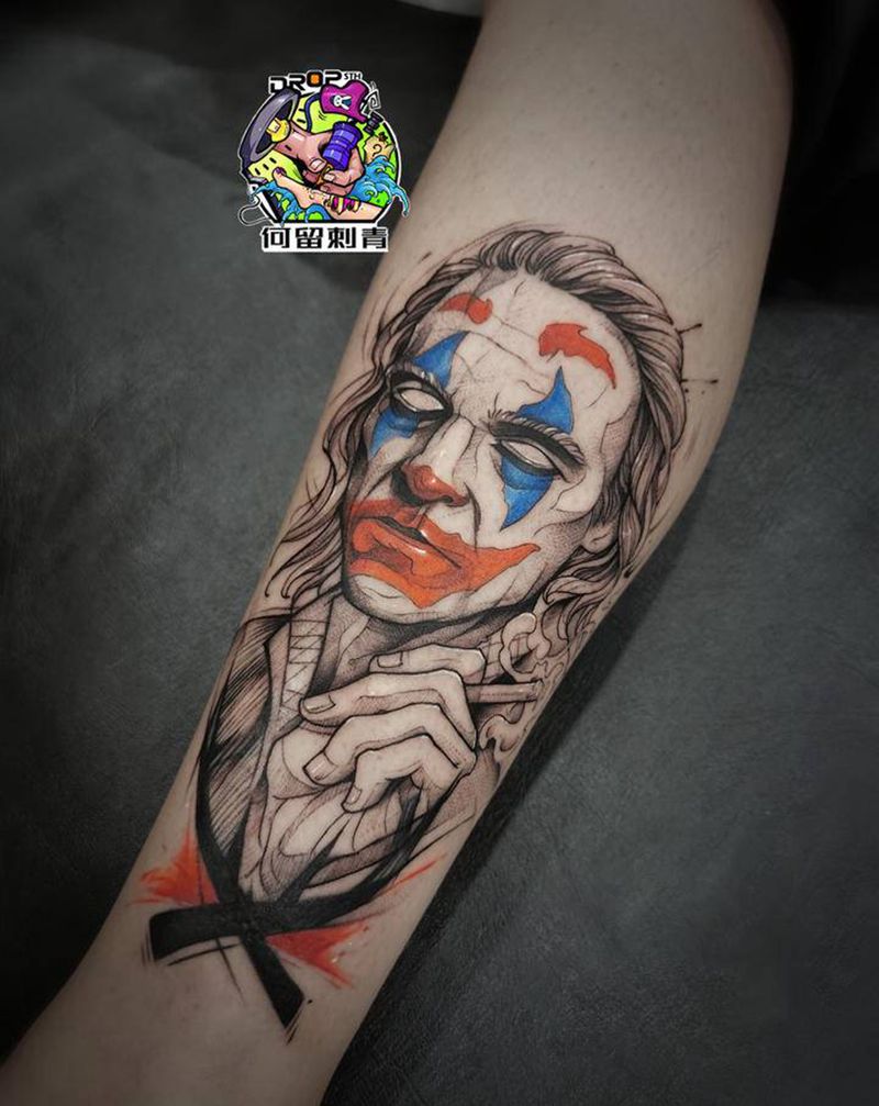 小丑纹身图片_腿部点刺纹身图案