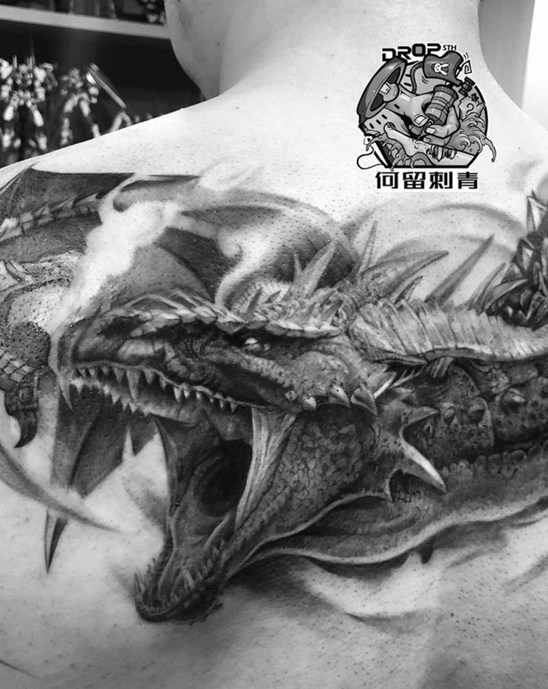 龙纹身图片_肩部背部欧美写实纹身图案
