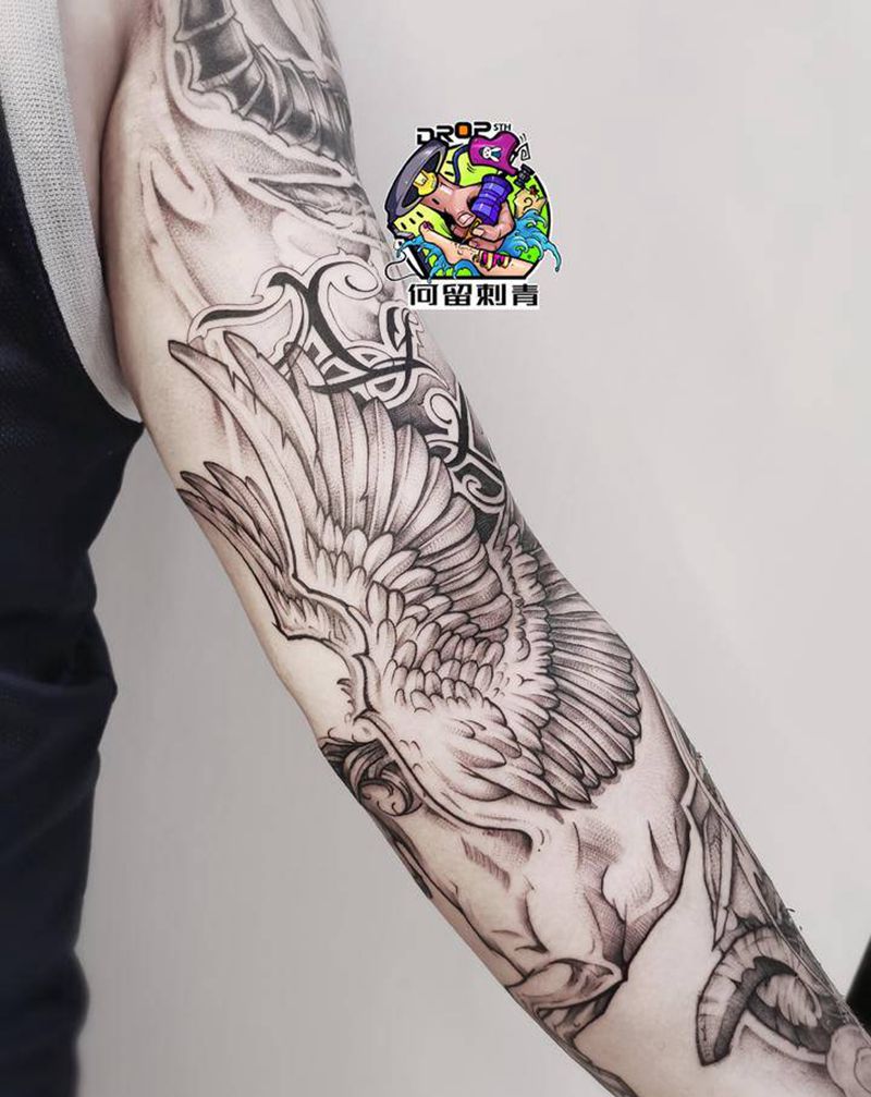 飞马纹身图片_手臂新传统点刺纹身图案