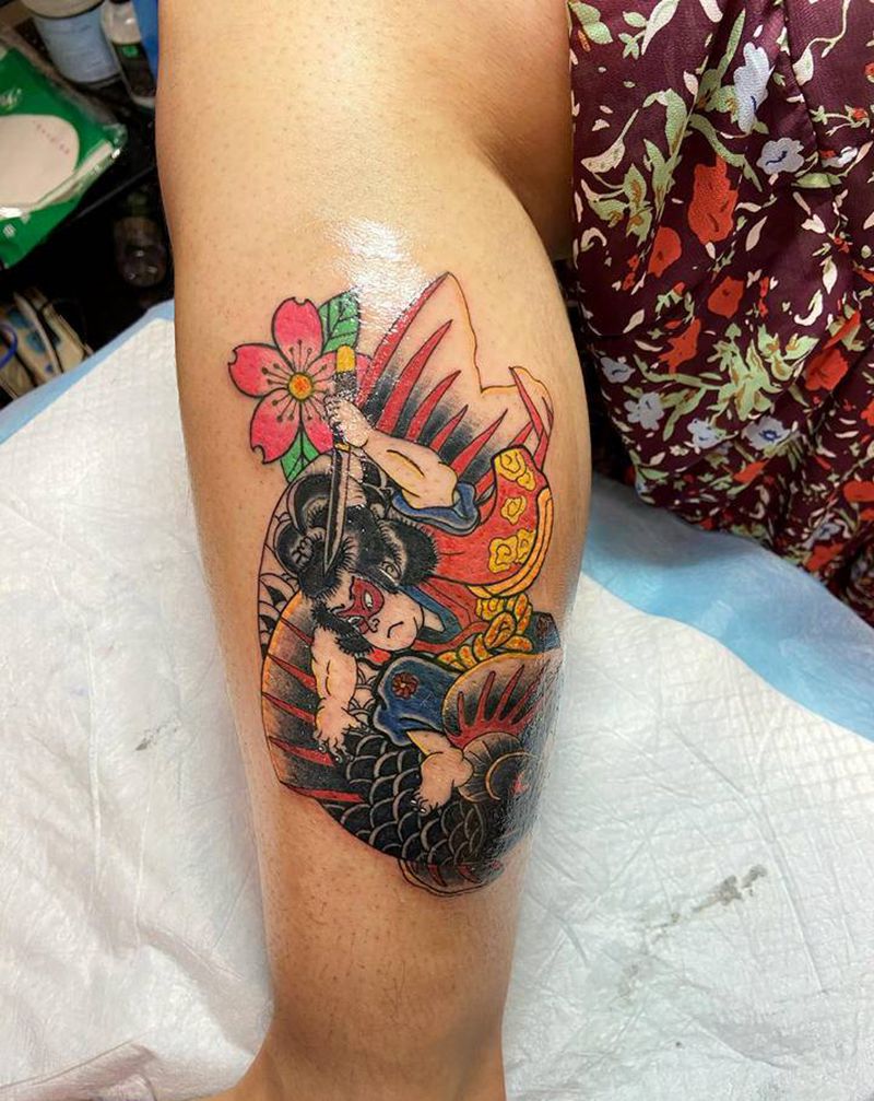 传统小图纹身图片_腿部脚部新传统鱼樱花纹身图案