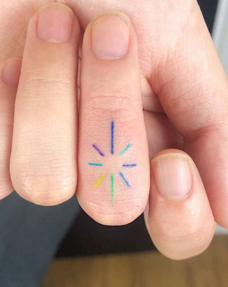 指尖花火纹身图片_手部水彩线条纹身图案