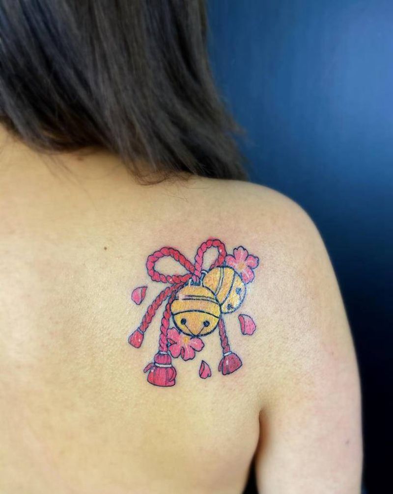 传统小铃铛纹身图片_背部新传统铃铛纹身图案