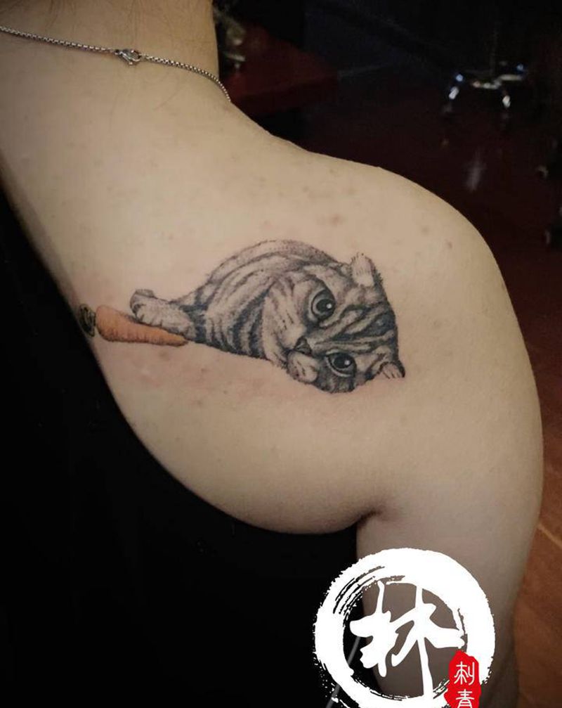 猫纹身图片_肩部点刺新传统纹身图案