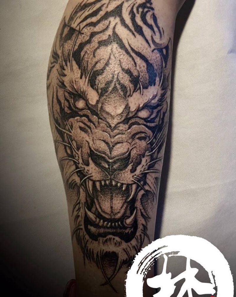 虎纹身图片_腿部新传统点刺纹身图案