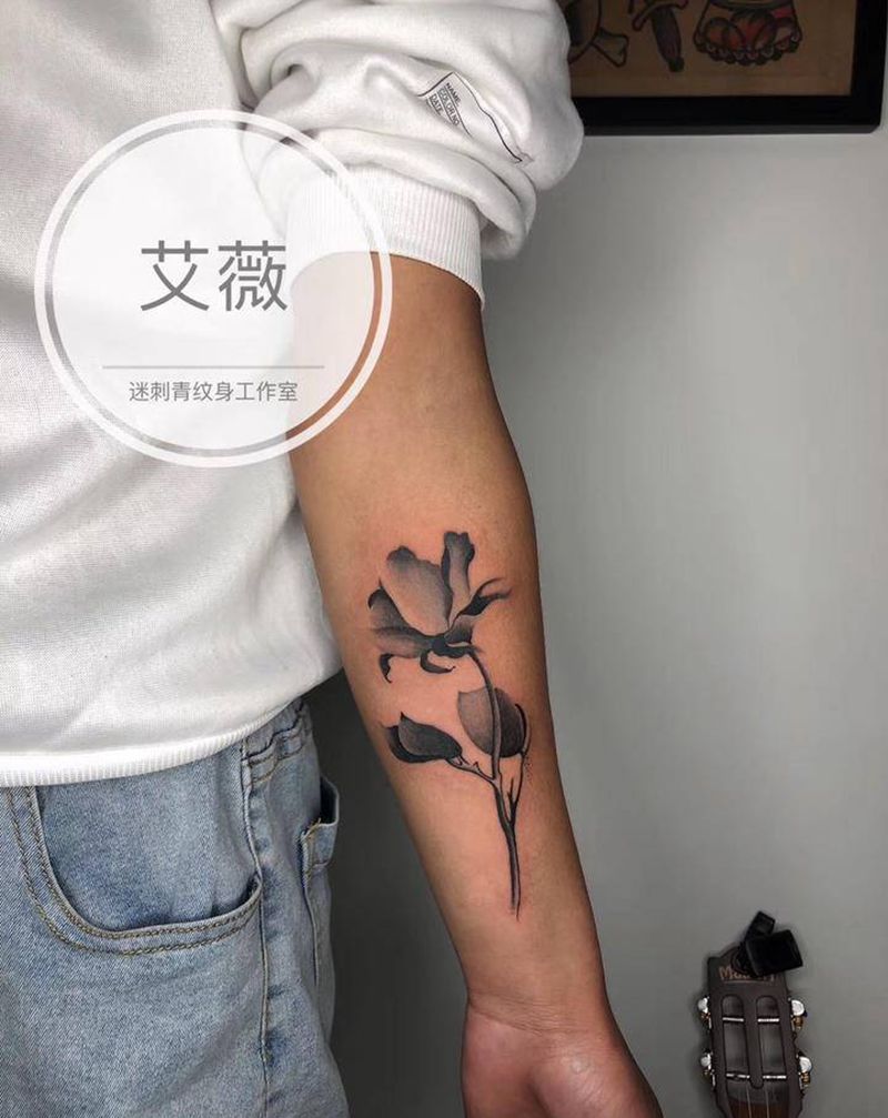 花纹身图片_手臂水墨泼墨水墨纹身图案