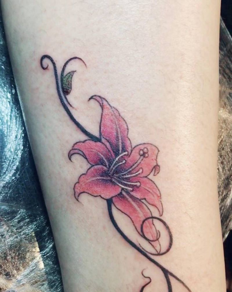 百合花     林刺青纹身图片_腿部新传统纹身图案