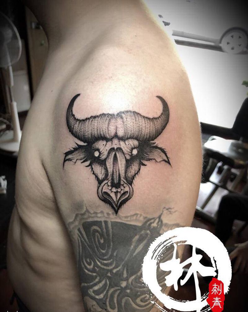 牛纹身图片_手臂新传统点刺纹身图案