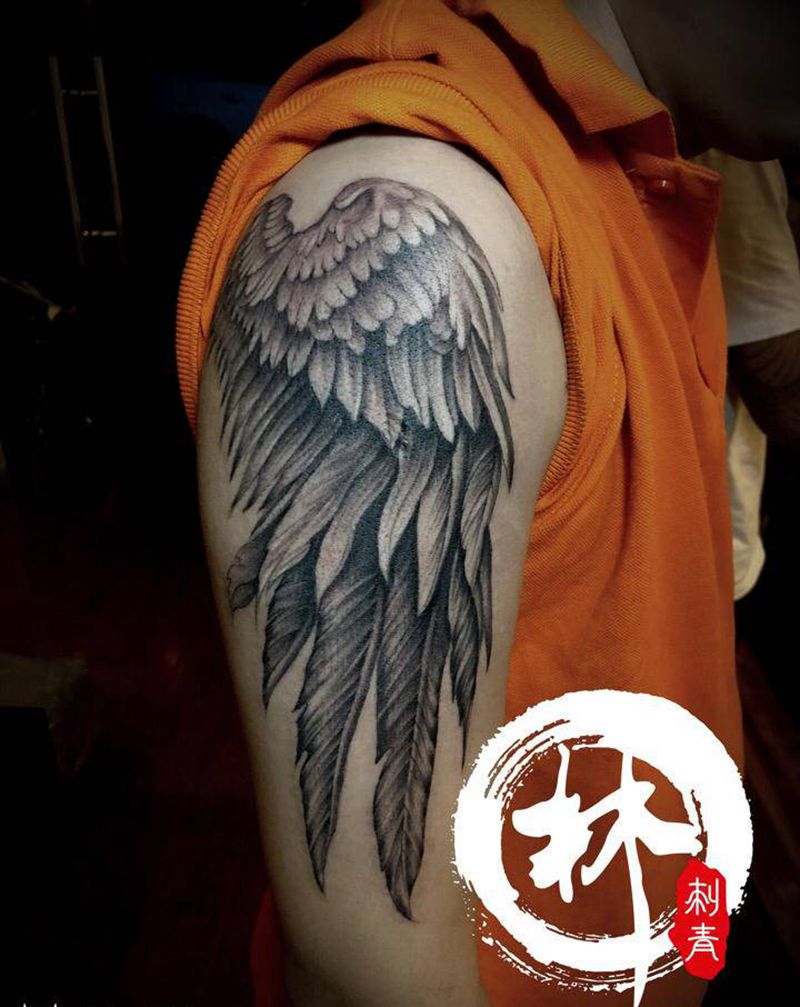 翅膀纹身图片_手臂新传统欧美写实纹身图案