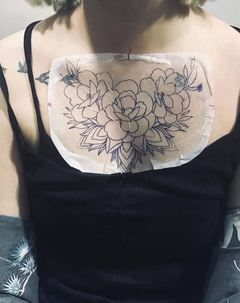 素花纹身图片_胸部点刺速花纹身图案