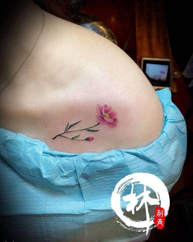 花花纹身图片_肩部胸部纹身图案