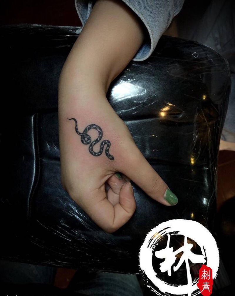 小蛇纹身图片_手部纹身图案