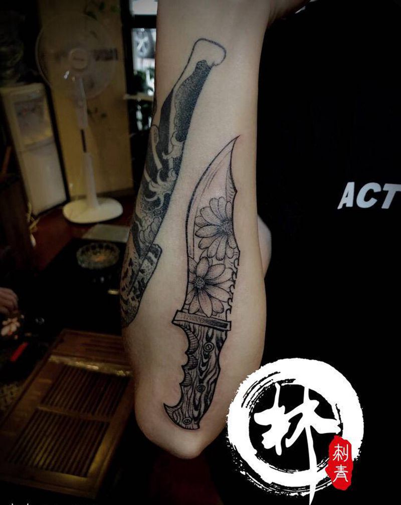 匕首纹身图片_手臂新传统纹身图案