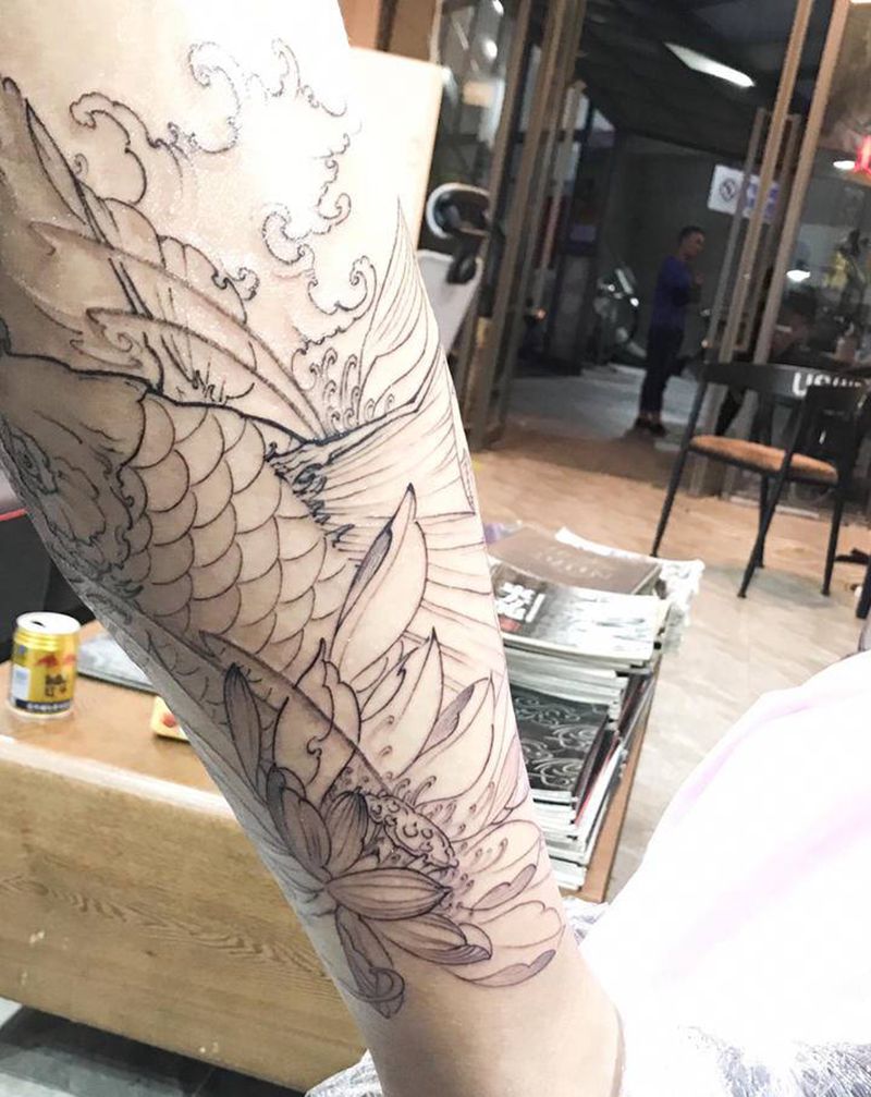 鲤鱼纹身图片_腿部鲤鱼纹身图案