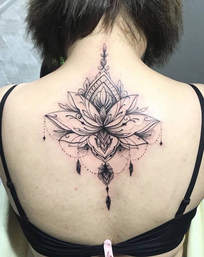 繁花纹身图片_背部点刺纹身图案