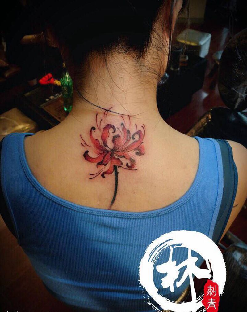 彼岸花纹身图片_颈部新传统纹身图案