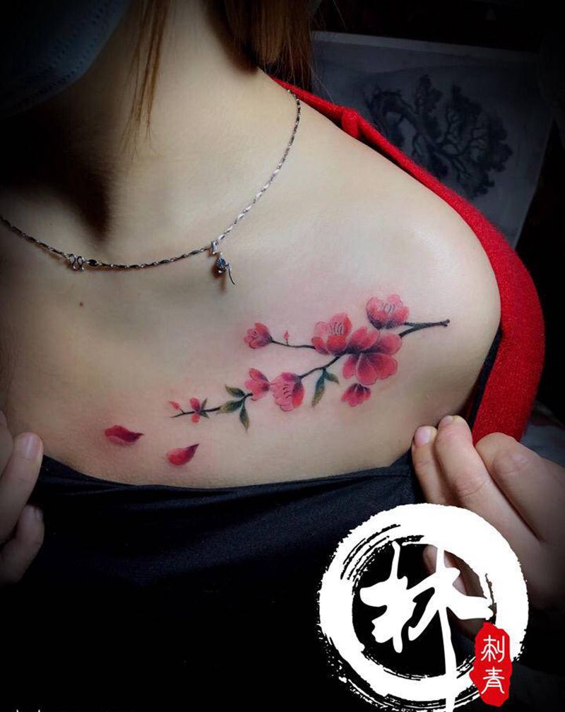 花纹身图片_胸部新传统纹身图案