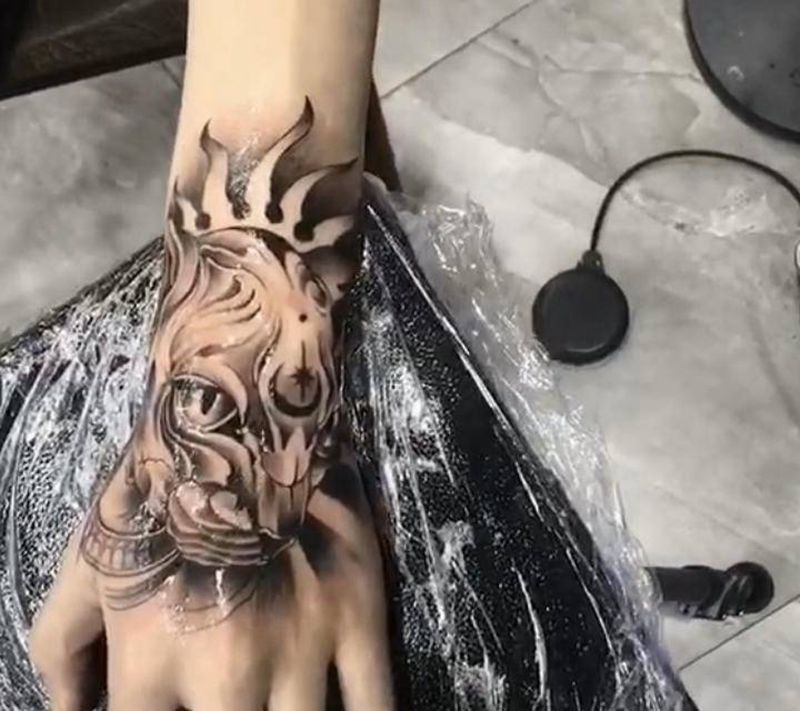 斯芬克斯猫纹身图片_欧美写实纹身图案