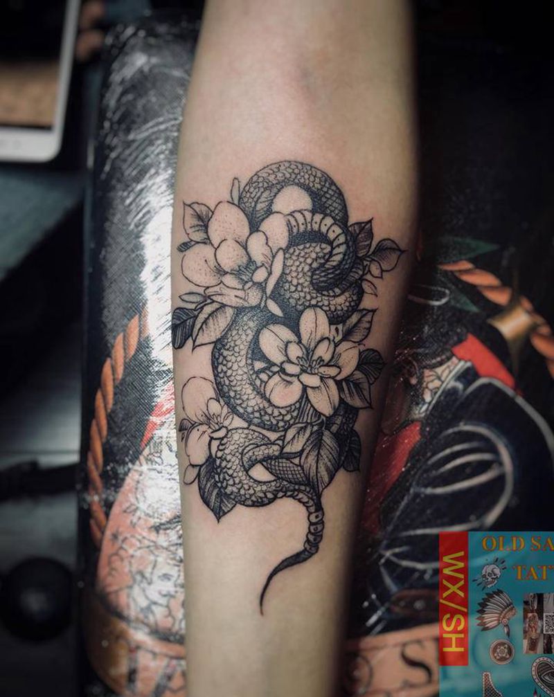 蛇与花纹身图片_手臂纹身图案