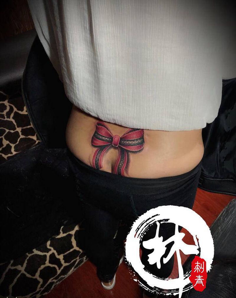 蝴蝶结纹身图片_腰部新传统欧美写实纹身图案