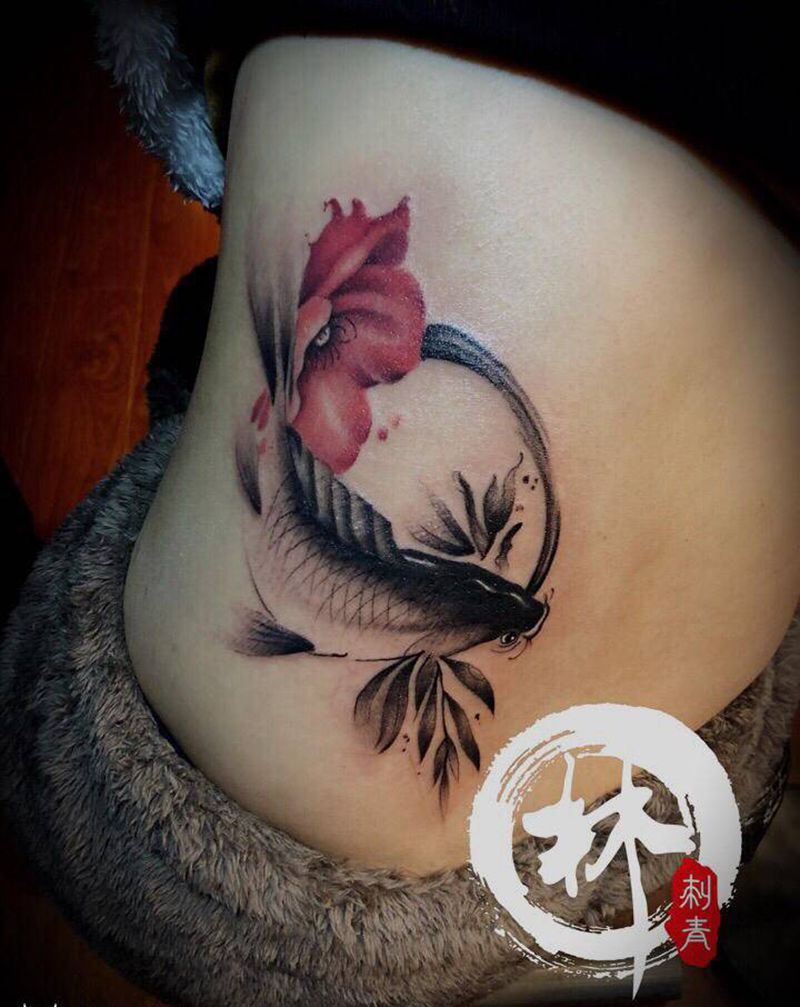 鱼纹身图片_腰部水墨纹身图案