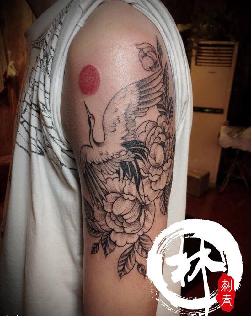 鹤纹身图片_手臂点刺纹身图案