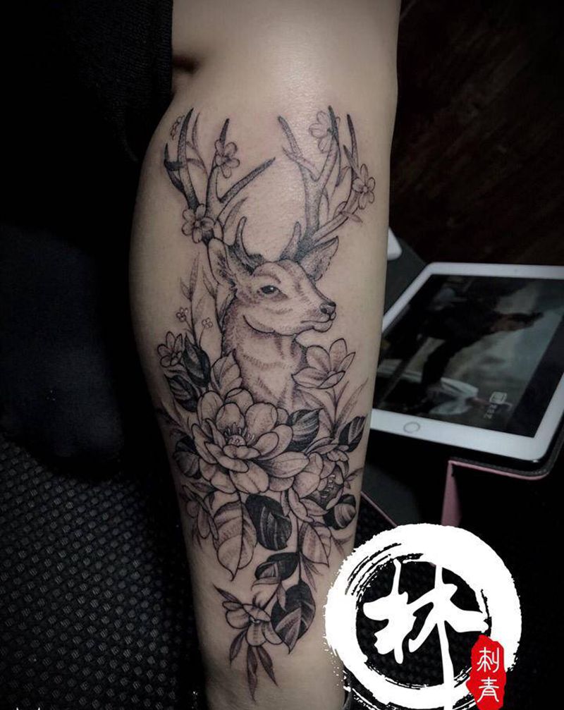 麋鹿纹身图片_新传统点刺纹身图案