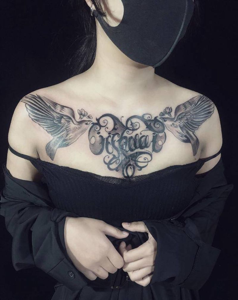 坚强的妹纸纹身图片_胸部花体字纹身图案