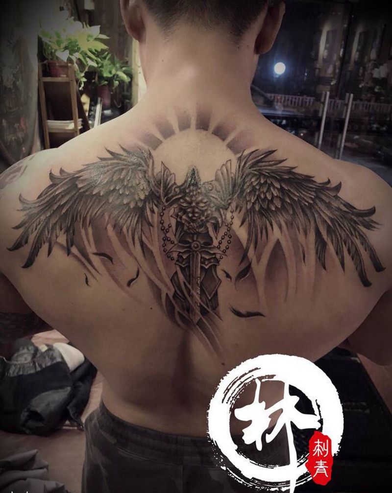 翅膀纹身图片_肩部背部新传统纹身图案