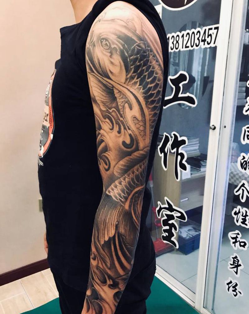 林刺青 花臂鲤鱼纹身图片_手臂新传统纹身图案