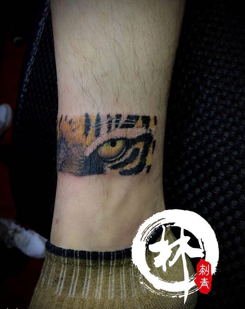 虎纹身图片_腿部新传统欧美写实纹身图案