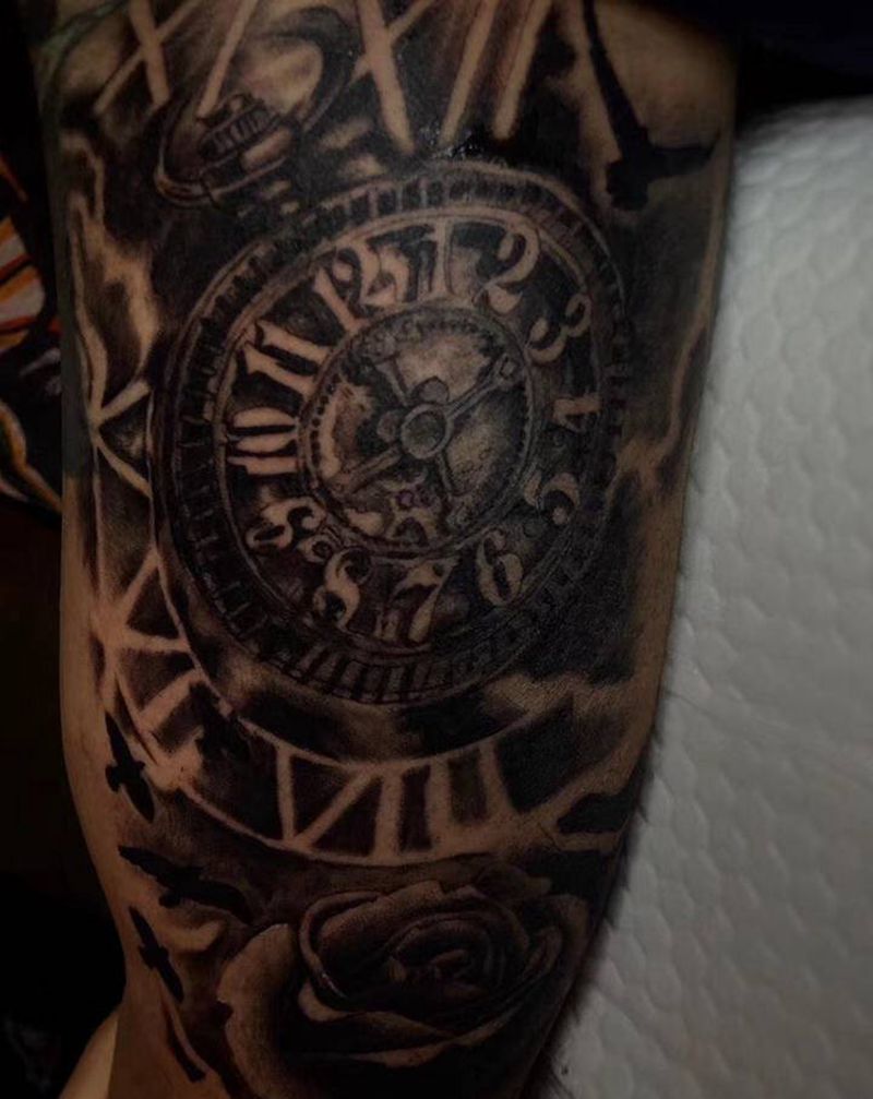 写实怀表玫瑰纹身图片_手臂欧美写实纹身图案