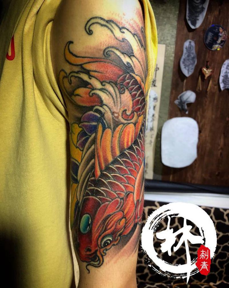 大臂鲤鱼纹身图片_手臂新传统纹身图案