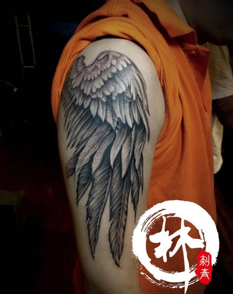 翅膀纹身图片_手臂新传统点刺纹身图案