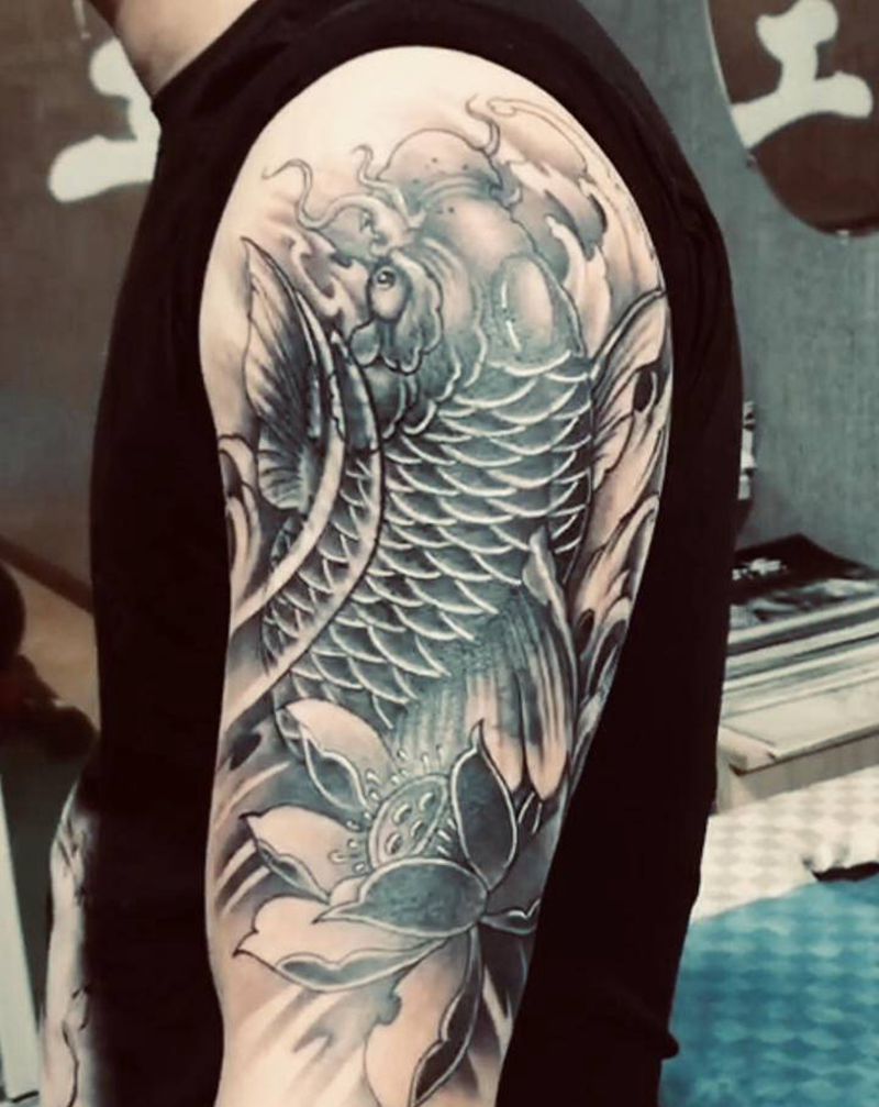 大臂遮盖 林刺青纹身图片_手臂新传统纹身图案