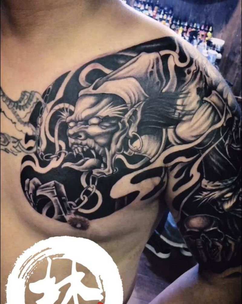 黑白无常纹身图片_胸部新传统纹身图案