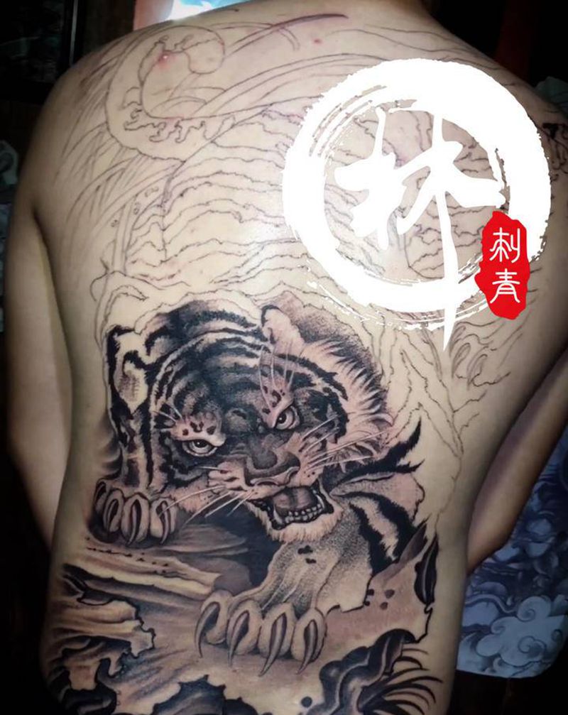 虎纹身图片_背部新传统水墨纹身图案