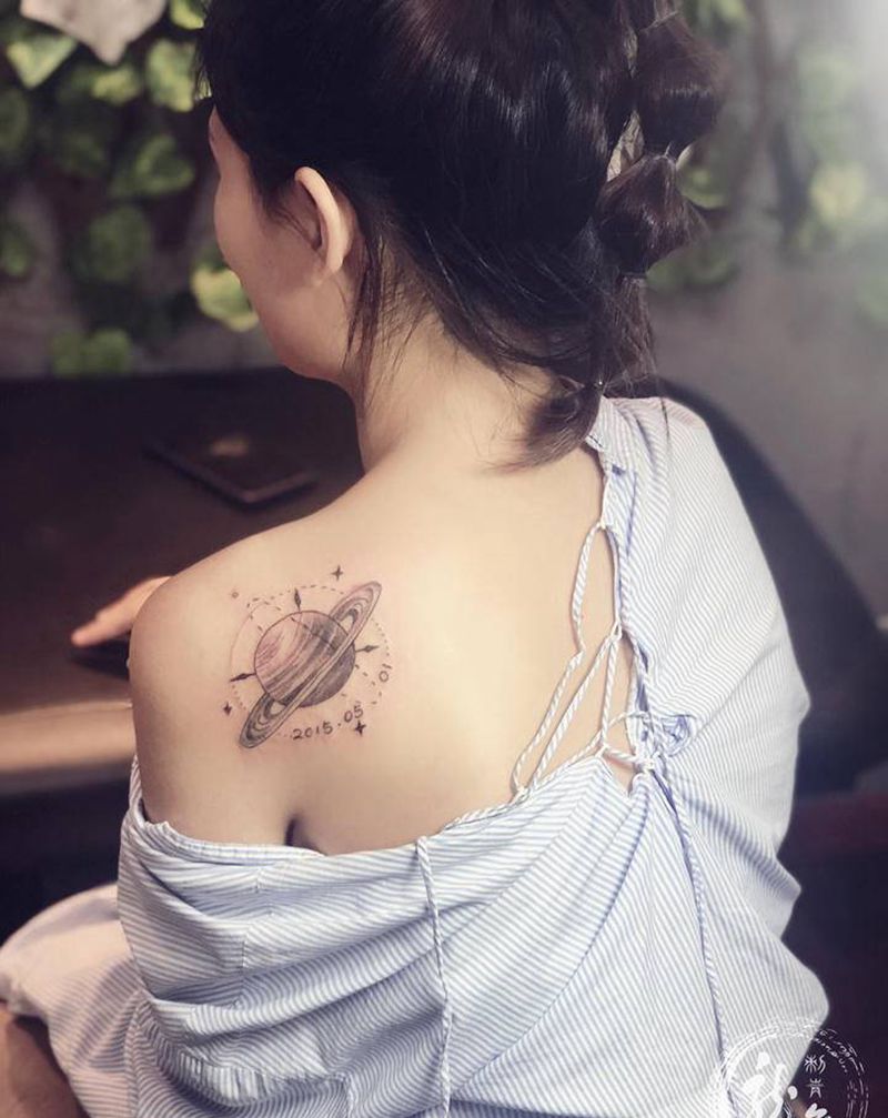 小宇宙纹身图片_背部几何纹身图案