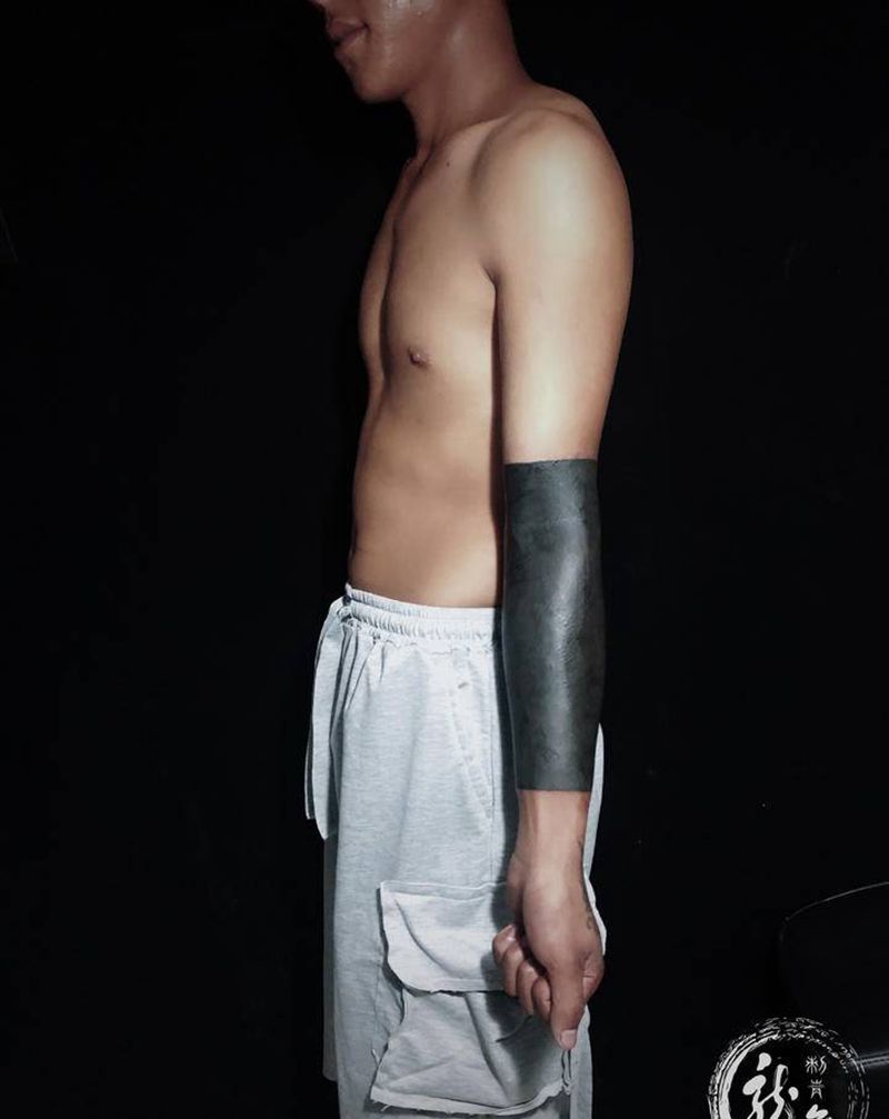 黑臂遮盖旧图纹身图片_手臂纹身图案