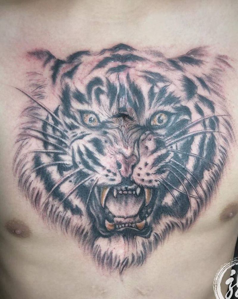 虎王遮盖疤痕纹身图片_胸部纹身图案
