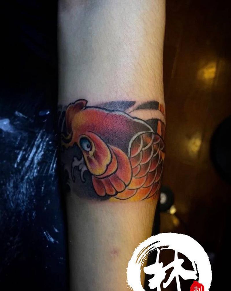 臂环鲤鱼纹身图片_手臂新传统纹身图案