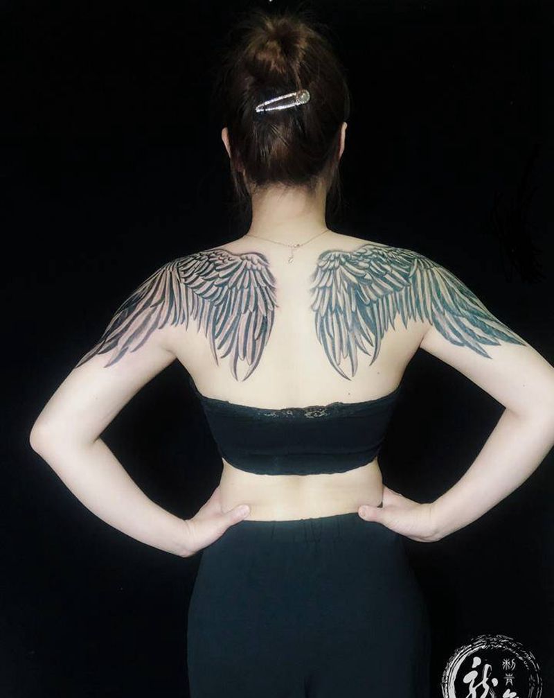 菲爷纹身图片_背部肩部欧美写实纹身图案